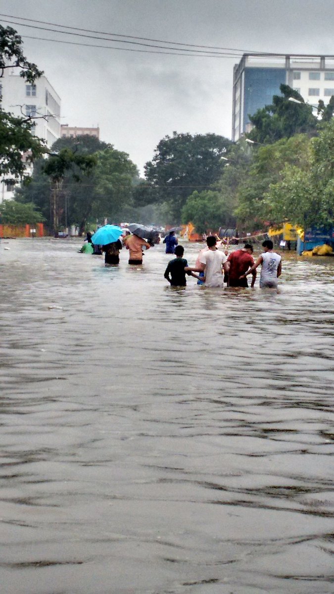 Rajkumar_Sp13's tweet image. #Nofood #Nocurrent #Noshelter #Nocommunication #NoTransport #chennairains 
Pramaa saavu bayatha kamuchutanga da..:(