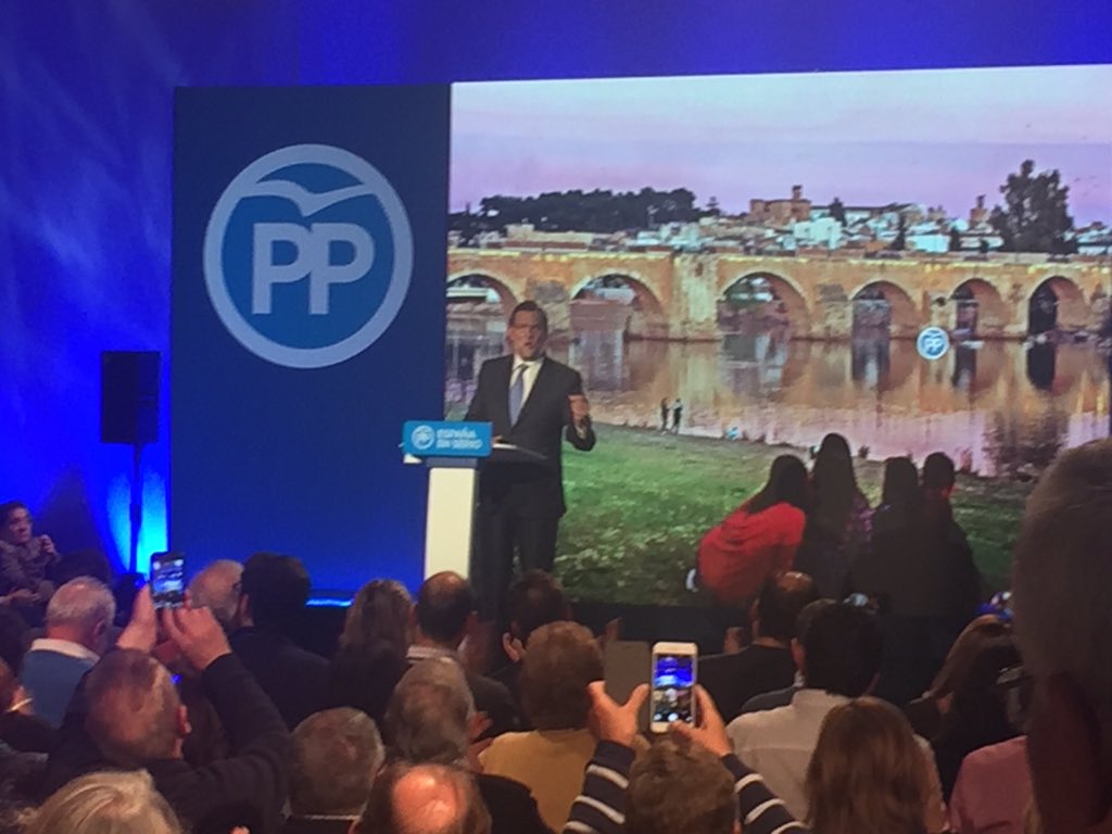 sevillanaguapaa's tweet photo. Interviene el Presidente Mariano Rajoy !! #MitinPP #Extremadura https://t.co/wPdepJWKm9