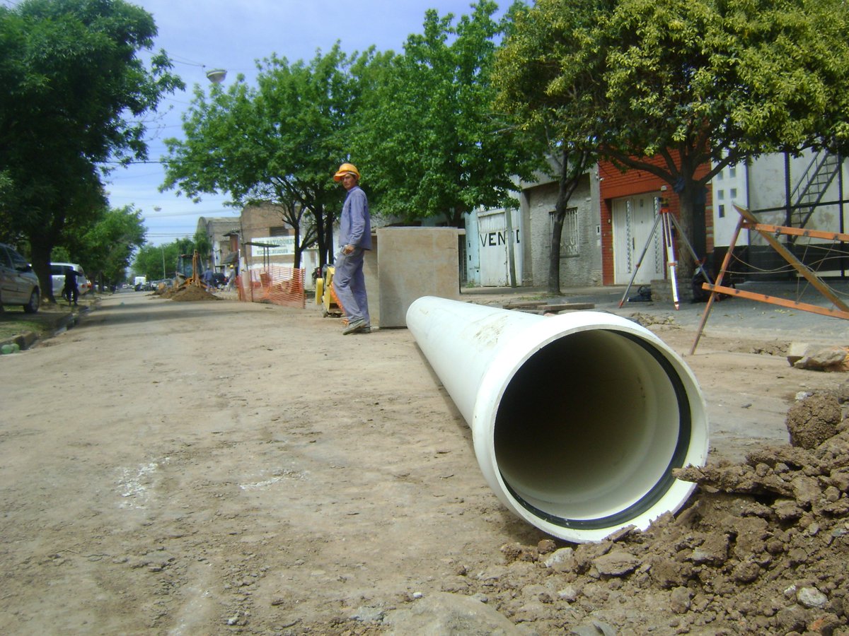 CercaniaRos's tweet photo. Votada x vecin@s del OESTE, #ahora @MuniRosario ejecuta #OBRAS d desagües pluviales en Cafferata, d Rueda a Virasoro https://t.co/MCmEiyjIJW