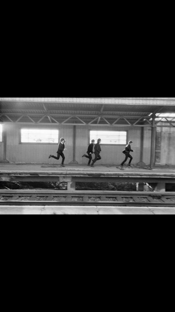 EdMata21's tweet photo. @VisitVentura Running back to the cellar @PlanBWineCellar Dec 13 @1BeatlesTribute #secondsundaysupper #🇬🇧 https://t.co/oe0DRMNYQf