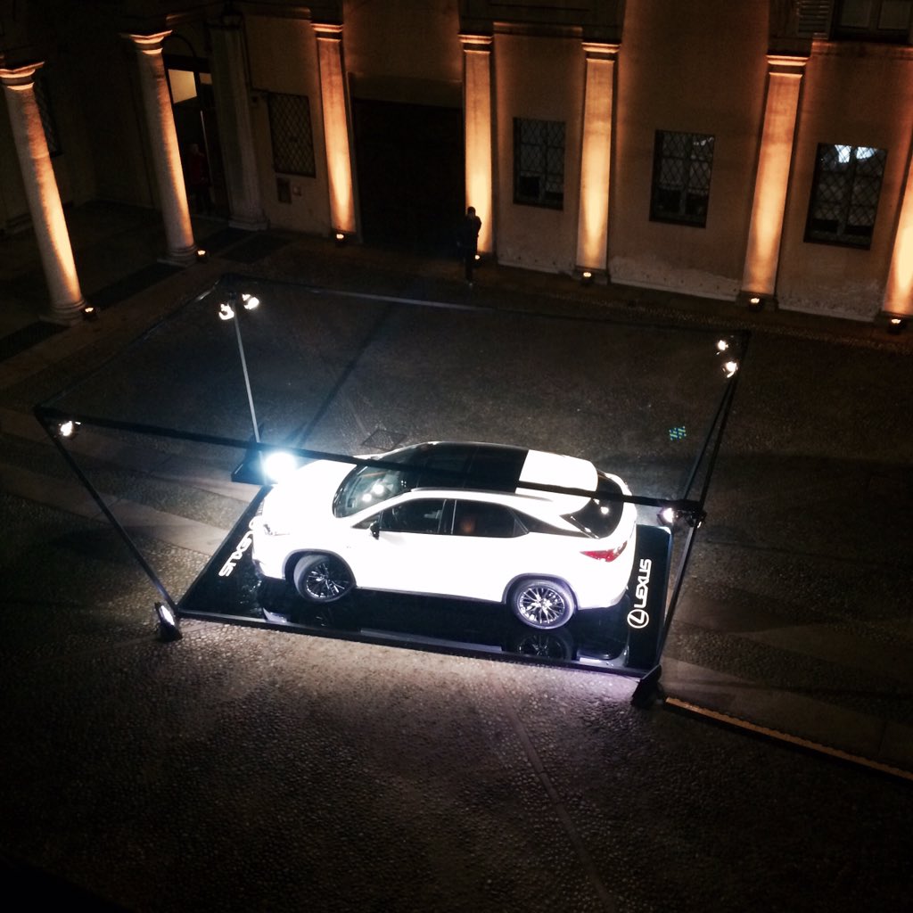 Lexus_Italia's tweet photo. Visuali inedite. #RXHybrid #TheRXKeyExperience #secretplace #Milano https://t.co/nZ8BkVIfqi