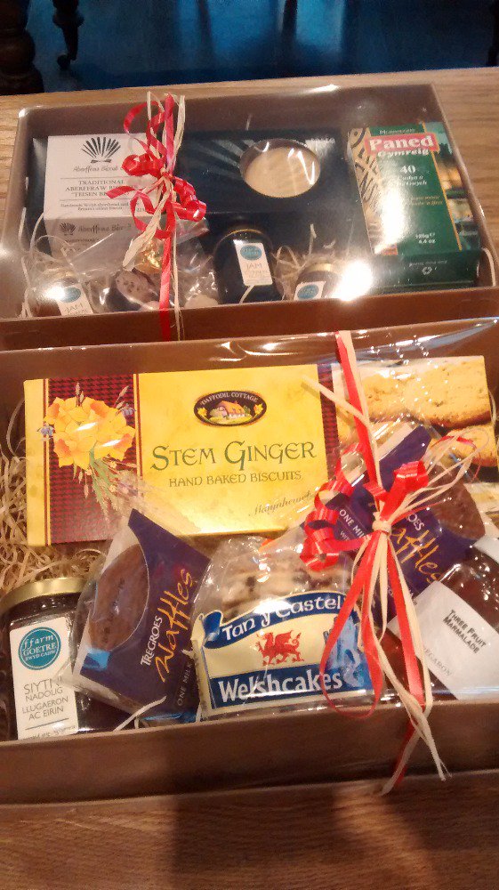 Noson siopa hwyr <a href="/ysiopleol/">Y Siop Leol</a> <a href="/SteilDotsStyle/">Steilio Dots Styling</a>, no21 a siop ffoto #aberystwyth Rhagfyr 10 #nadoliglleol