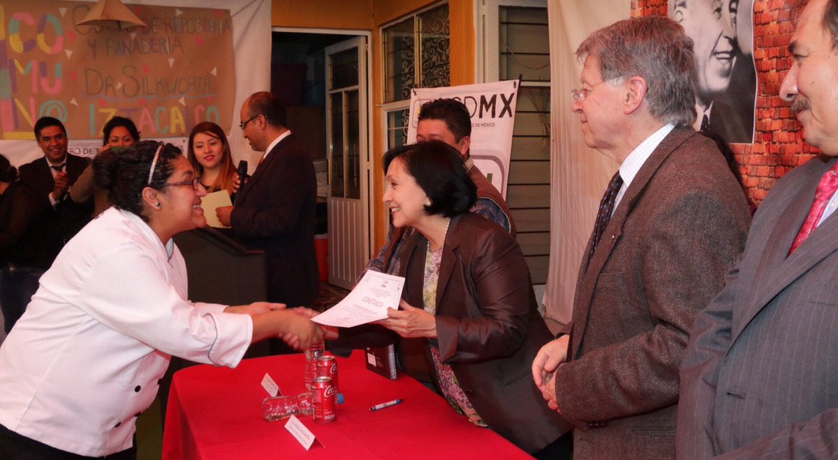TrabajoCDMX's tweet photo. Las y los jóvenes de los centros de readaptación fueron capacitados en repostería, panadería y encuadernación https://t.co/8xNoo60uR2