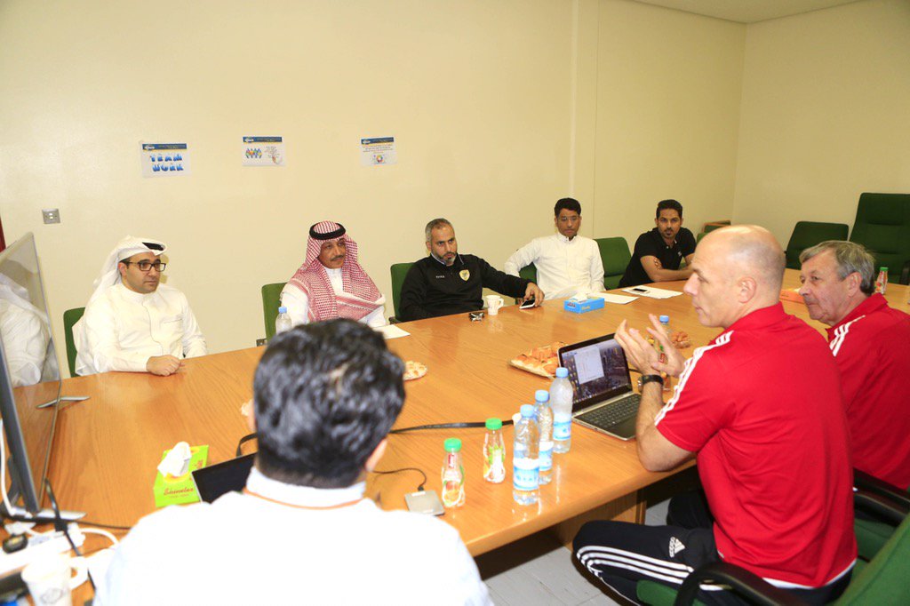 Khaleejclub's tweet photo. الانجليزي هاورد ويب مدير دائرة التحكيم لاتحاد القدم يجتمع بإدارة فريق #نادي_الخليج 

https://t.co/c9kfXFGmMq https://t.co/pKMnZFdkML