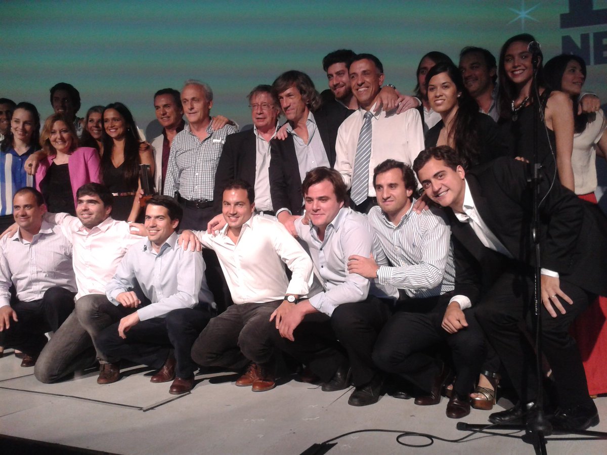 Grupo_Edisur's tweet photo. Siii somos los ganadores del rubro desarrollista!!! Felices y orgullosos 
!!! #GranNocheIN2015 gracias Infonegocios https://t.co/i9tF2BZb6d