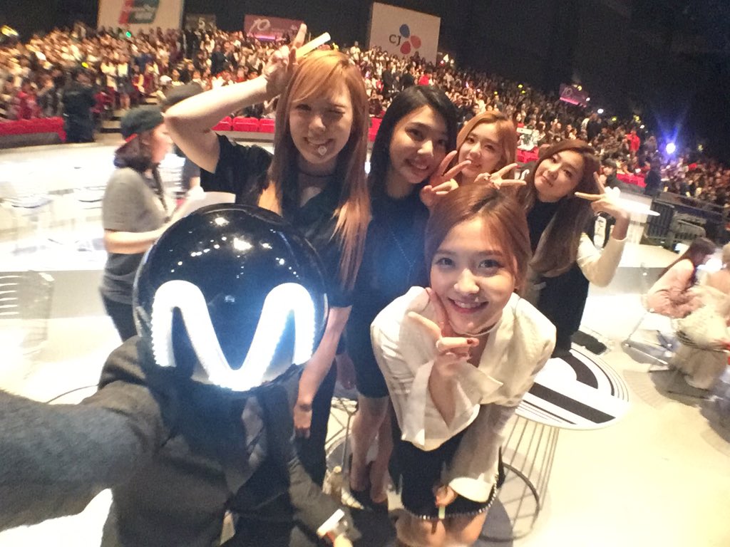 amin_futures's tweet photo. 93_joy_: RT MnetMV: 마마다음날 공개하는 엠피디 #셀카공유 #MAMAredcarpet #MPDZONE #레드벨벳 #RedVelvet #LIVE #V앱 https://t.co/1fgmSfsKvQ