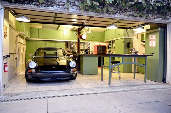 ColorBlastPaint's tweet photo. Nobody ever thinks to #paint their #garage before #selling, its an easy improvement. https://t.co/7McB9uuHHZ https://t.co/iS8Nxg0VV0