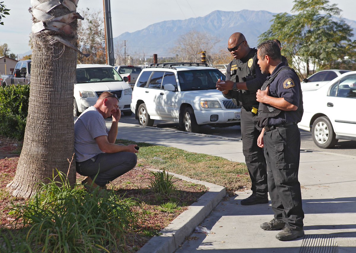 jaymcalderon's tweet image. Police talk to a man who believed he had a loved one inside the active shooting area. #SanBernadinoShooting