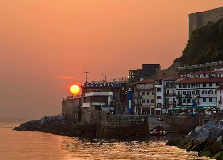 starbienatotxa's tweet photo. Realidad o ficción ? . Realidad Donostia - San Sebastián por @xanti_Irons https://t.co/8WFxOVUH09