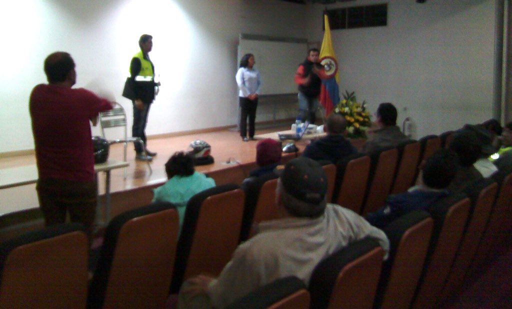 SectorMovilidad's tweet photo. Ayer en la SDM, se realizó capacitación en #SeguridadVial a personas con discapacidad auditiva. #PactosSDM https://t.co/OohFoqlIQO