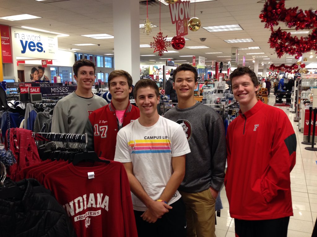 TigerBaseball17's tweet photo. Tiger Baseball shopping for FHS Celebration of Giving. #GivingBack #ThinkingBeyondSelf https://t.co/BKSUufuOpX