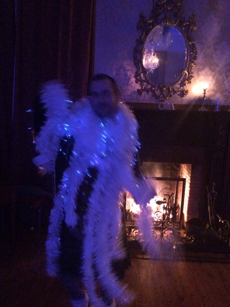 LungaHouse's tweet image. Where did all the #christmas decorations go? Oh there there are!!!! @LungaHouse #SantasLittleHelper