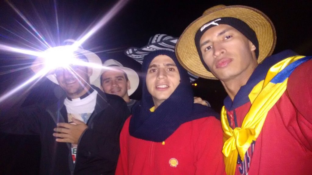 camiayalag's tweet photo. HijoD emilioayalalibre camin dia-noche pidiendo libertad #rcnnoticias #NoticiasCaracol @rcnlaradio @NoticiasCaracol https://t.co/AaTynFAxIZ
