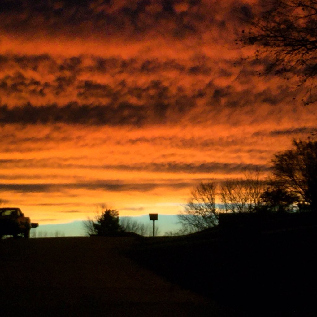 saraanitra's tweet image. Every time #mothernature paints a #sunset or #sunrise, she creates a #workofart ...