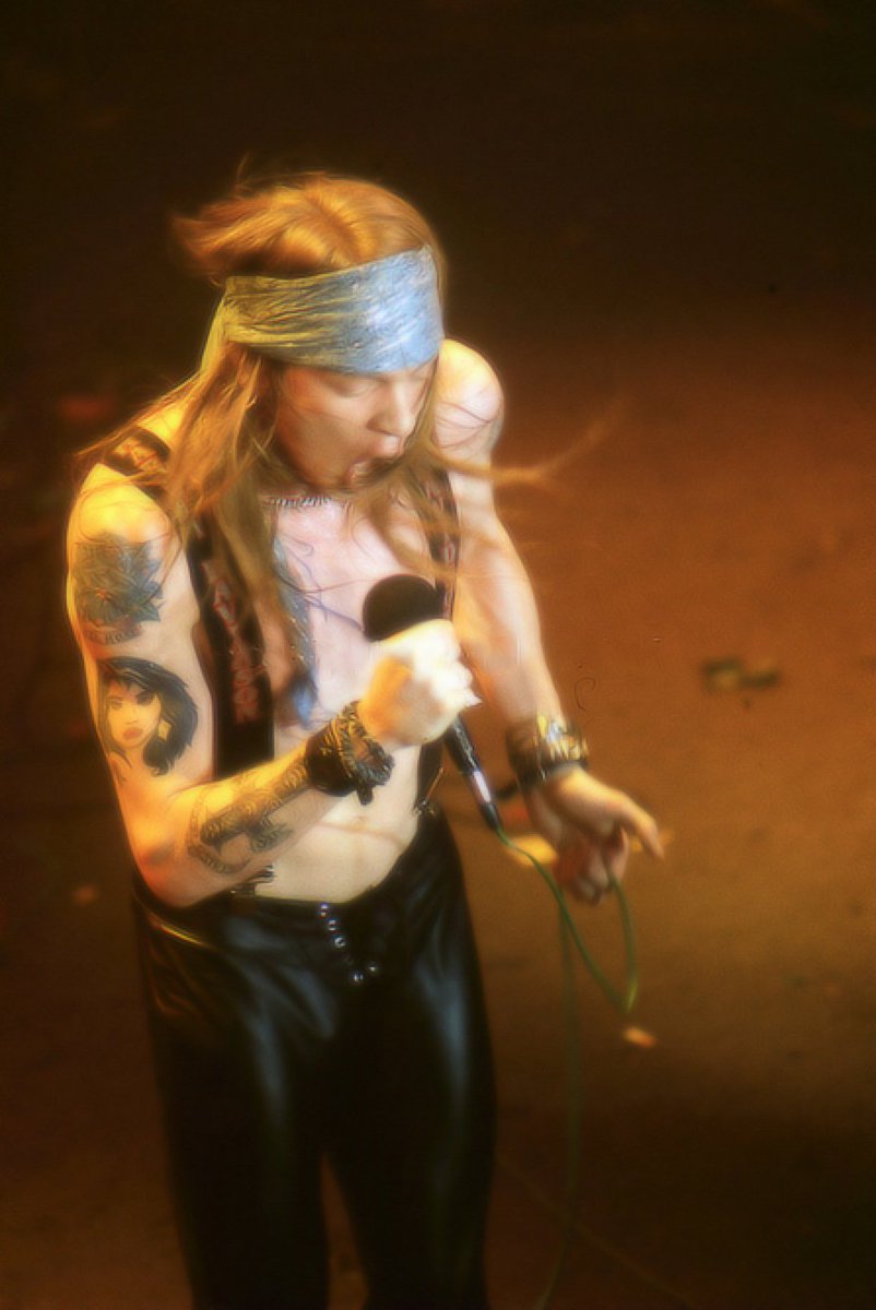 FCaxlroseBR's tweet photo. Axl in action at The Ritz 1988. https://t.co/tHtINiUS4U
