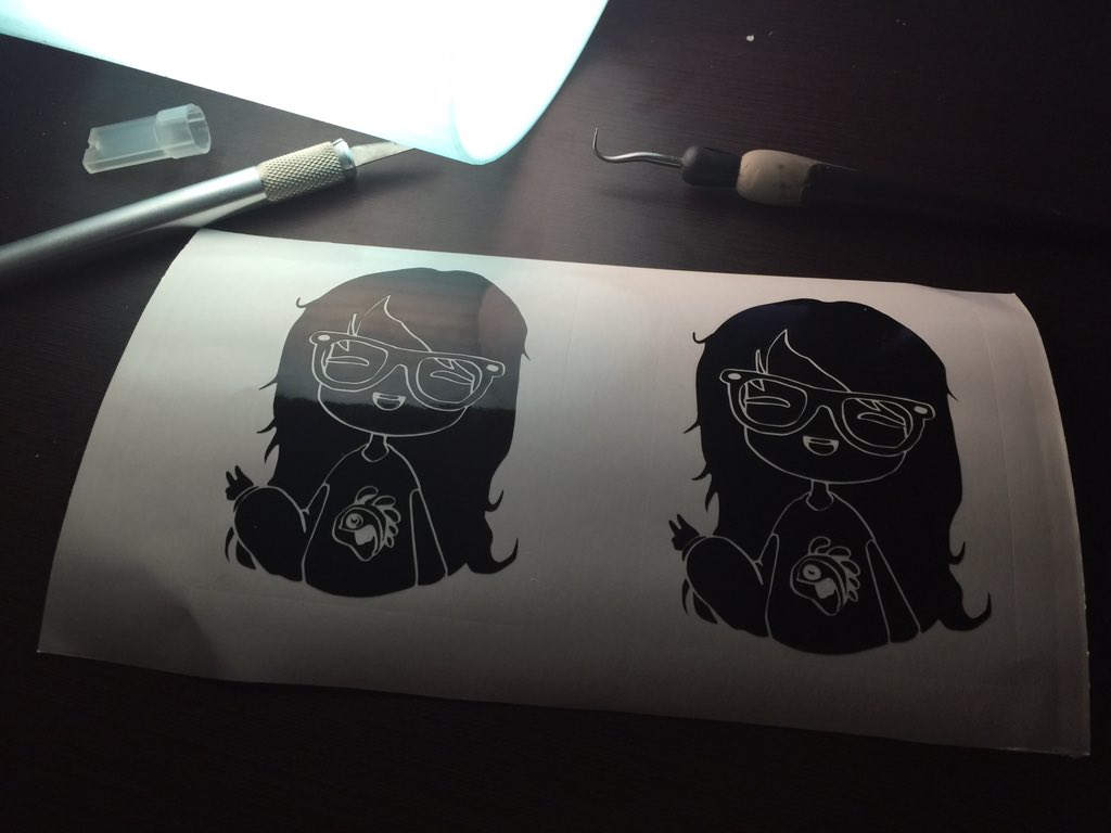 Khian182's tweet photo. Wiii!!! Vinilos terminados para @JenHerranz por su cumple! (Con algún fallo 😞) #geekglow #happybirthday https://t.co/JDs9wrN3C0