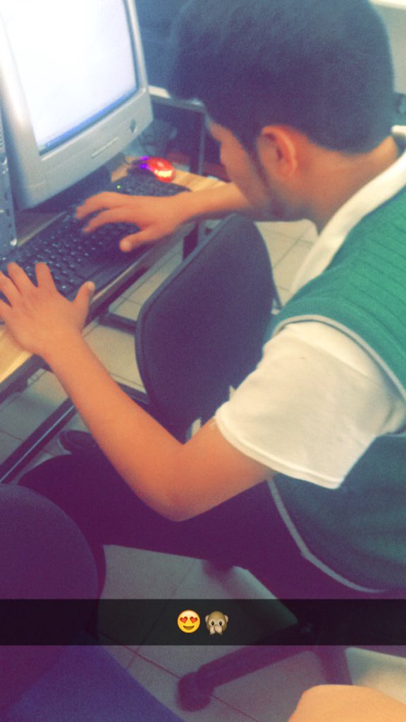 CeciliaGarciaSD's tweet photo. Examen de informática.
#Peroprimeroqueriamosjuego #Sillasconrueditas 😂#Noterminamos😭 #1puntode2 #Fuimoslosultimos 💕 https://t.co/qJBH8KDvvs