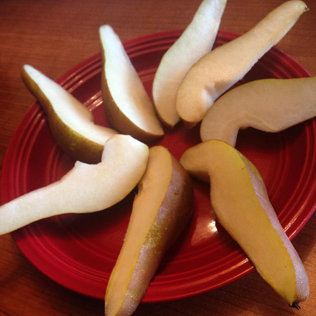 ChelanFresh's tweet photo. A sliced Bosc pear makes for the perfect healthy afternoon snack! 🍐💛🍐 #BoscPears #HealthySnacking #ChelanFreshPears https://t.co/eaUCkw6ldm