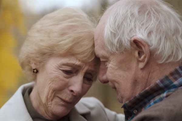 VejaSP's tweet image. Casal idoso estreia comercial de Natal que está comovendo os internautas. Assista -&amp;gt; abr.ai/1XzCB8M