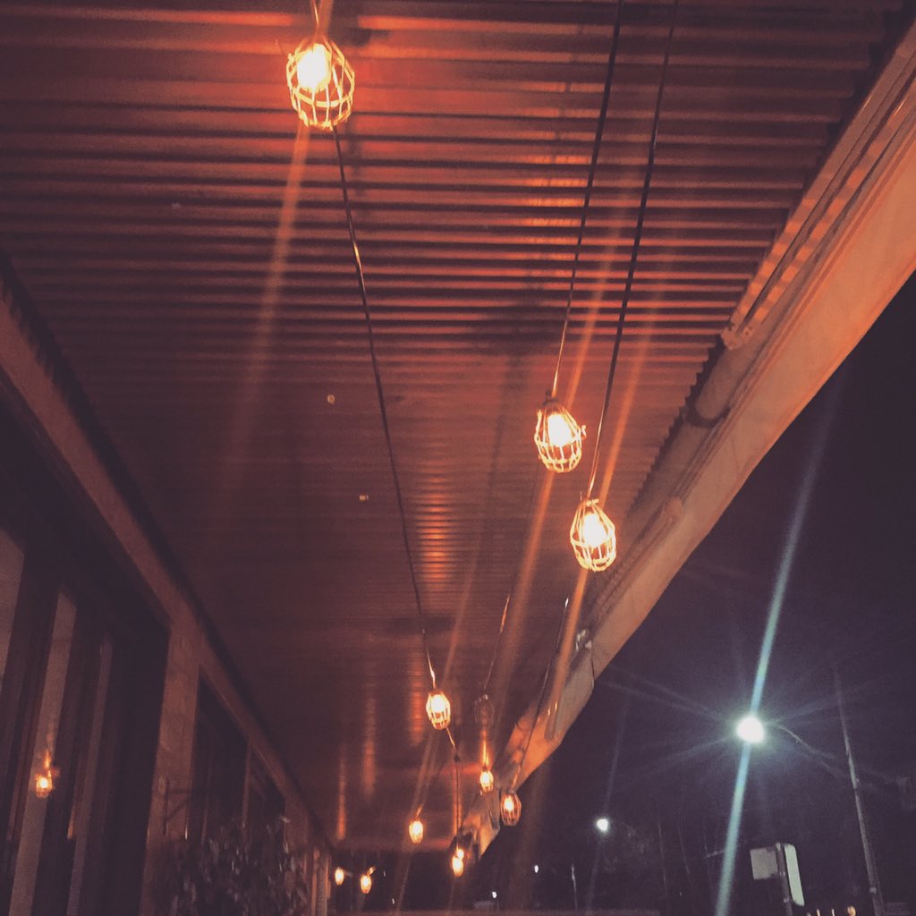 THRandCo's tweet photo. The lights are on and everyone is home.
Come have dinner at our house! #LetUsFeedYou https://t.co/TQp2r9dENT