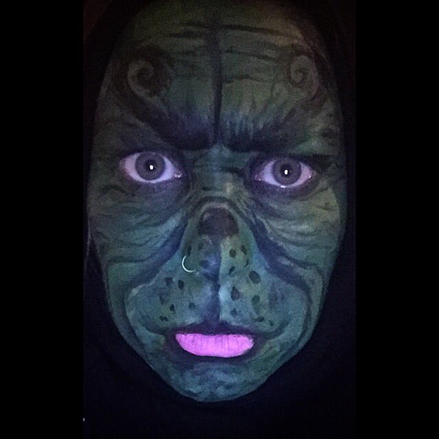 LauraEMcCormack's tweet photo. You're a mean one, me grinch #thegrinch #facepaint #lightingiscack #latenightprocrastination https://t.co/k04wunWGrq