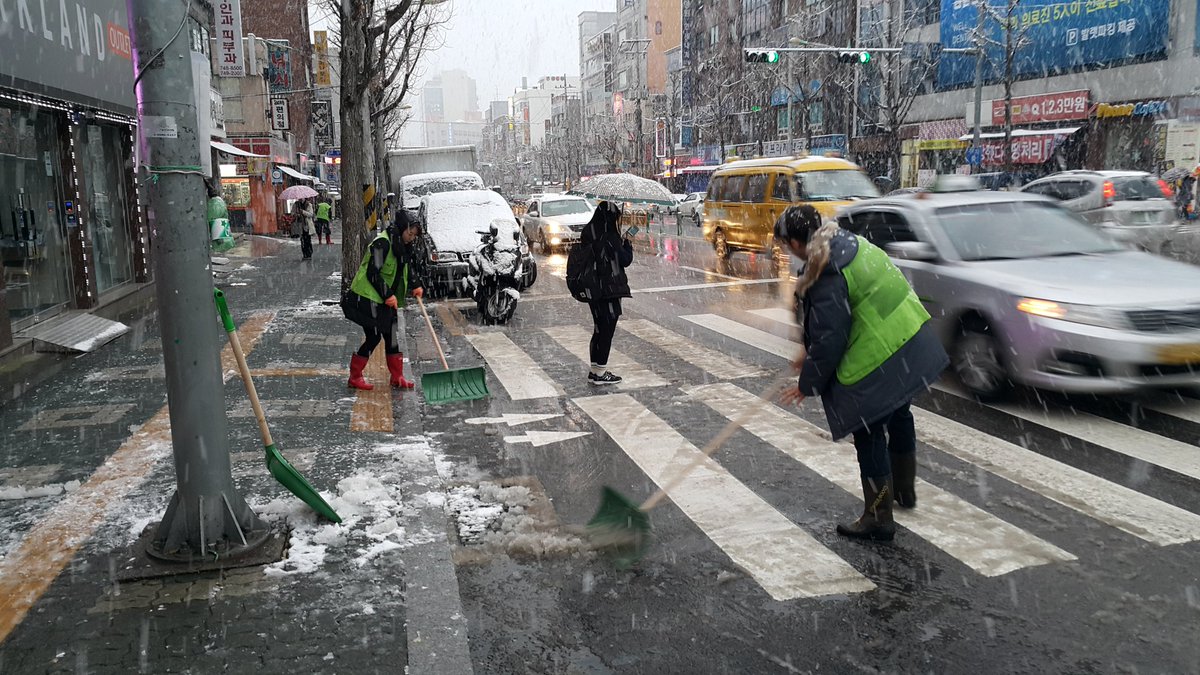 ajinmon's tweet photo. #성남시 중원구 금광1동에서는 시민들의
불편을 최소화하기 위해 정류장과 건널목에
쌓인 눈을 치우고 있습니다. https://t.co/j3AMFaGhmU