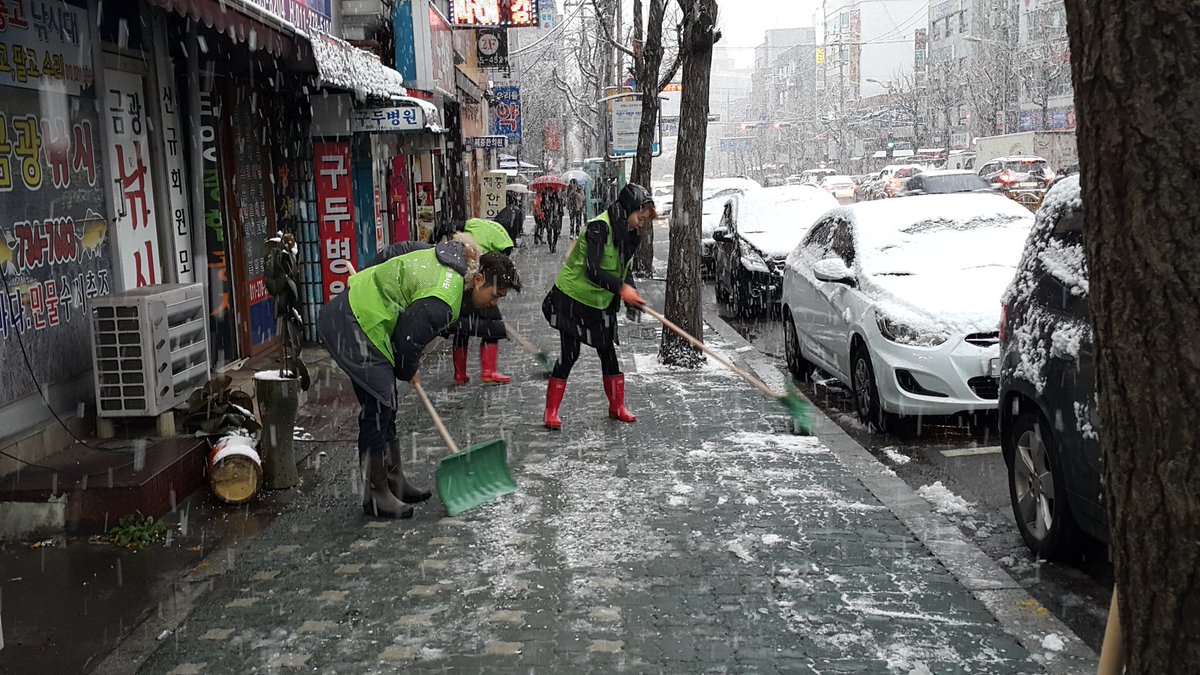 ajinmon's tweet photo. #성남시 중원구 금광1동에서는 시민들의
불편을 최소화하기 위해 정류장과 건널목에
쌓인 눈을 치우고 있습니다. https://t.co/j3AMFaGhmU