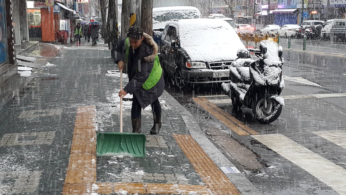 #성남시 중원구 금광1동에서는 시민들의
불편을 최소화하기 위해 정류장과 건널목에
쌓인 눈을 치우고 있습니다.