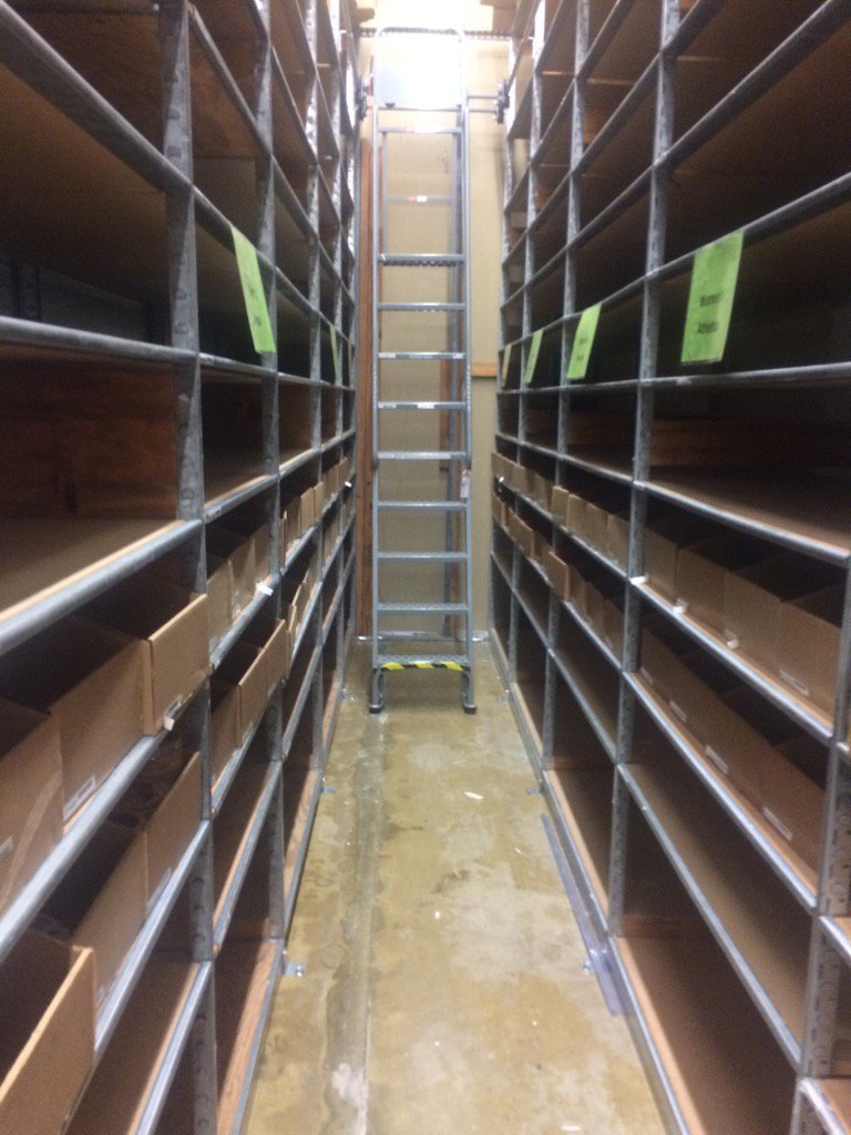 RochelleAdams19's tweet photo. In the store on the floor, all shoes out! #176powerhouse🔥 https://t.co/g4eerFMmWD