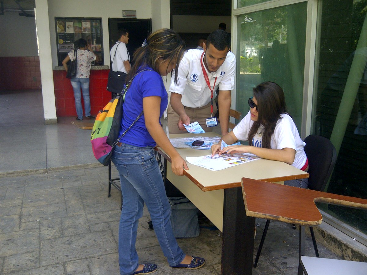 erik_ssanchez's tweet photo. Hoy En La FCJP  Explicando Al Estudiantado Como Deben Votar Este6D @ENZOSCARANO @CaminaCarlos @angelalvarezgil https://t.co/K66lydSm8k
