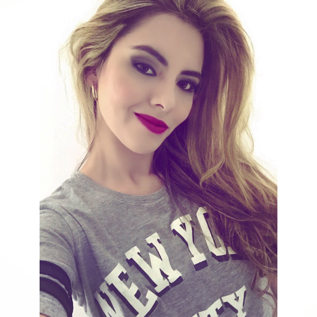 Rogradosrobles's tweet photo. 👑💜✨ #photoshooting #model #casualclothing #somuchfun #blondehair #smokingeyes #eyebrows #mattelips https://t.co/FElS3ViIeR