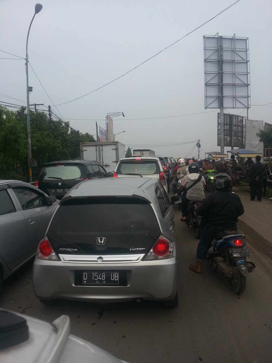 hansvarolly's tweet photo. Pemandangan setiap pagi di jembatan holis TKI https://t.co/hAhiSj6z1q