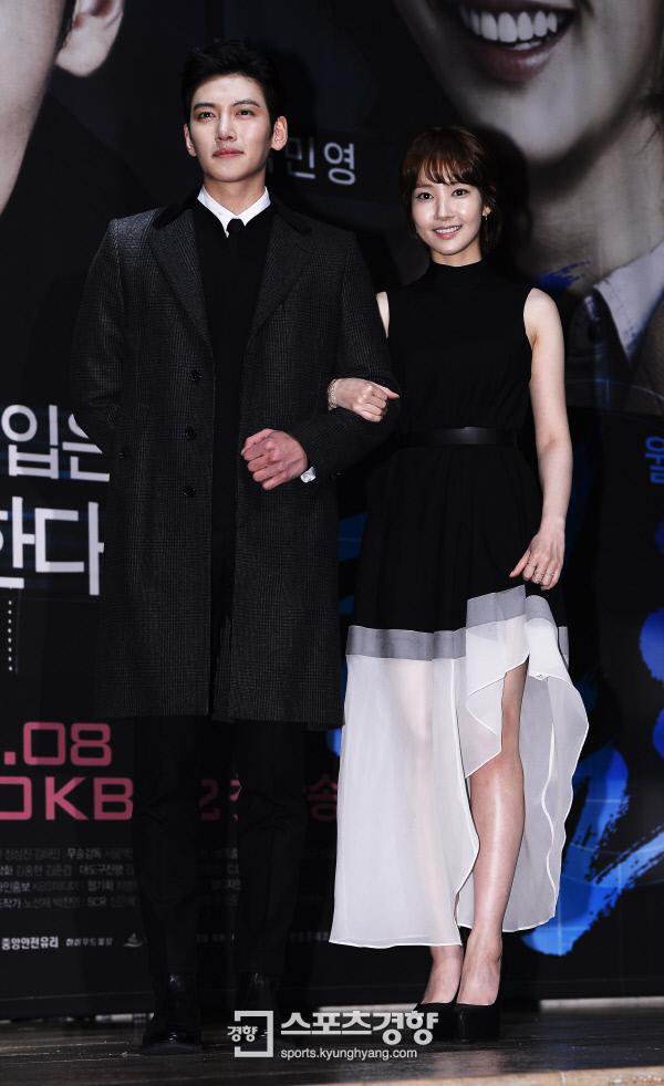 TheDramaKorea's tweet image. Park Min Young.
Desember 2014 gandeng Ji Chang Wook.
Desember 2015 gandeng Yoo Seung Ho.