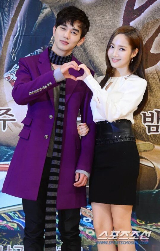 TheDramaKorea's tweet image. Park Min Young.
Desember 2014 gandeng Ji Chang Wook.
Desember 2015 gandeng Yoo Seung Ho.