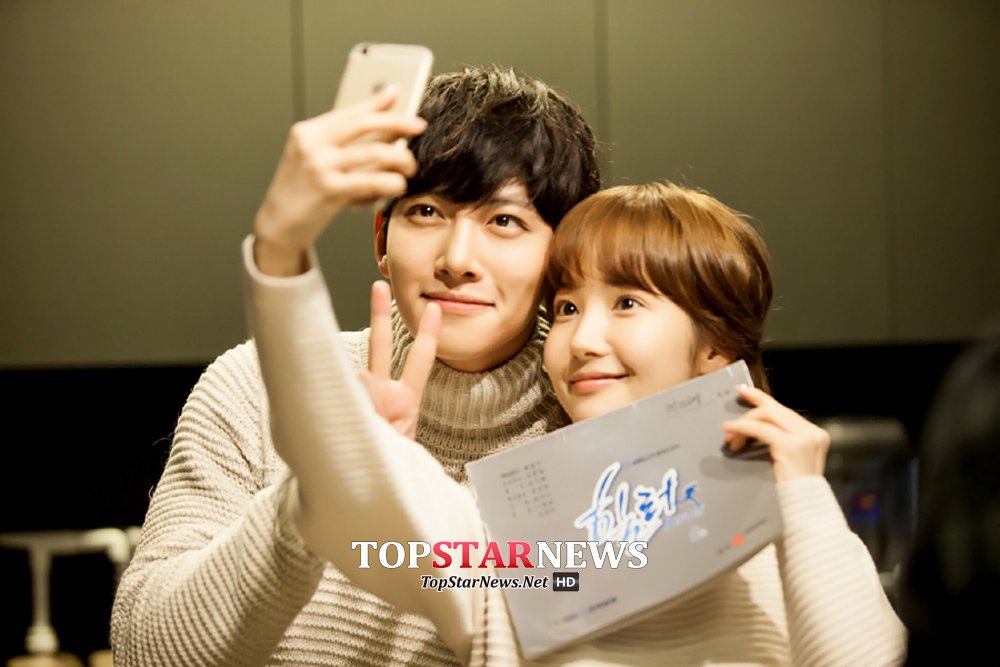 TheDramaKorea's tweet image. Park Min Young.
Desember 2014 gandeng Ji Chang Wook.
Desember 2015 gandeng Yoo Seung Ho.