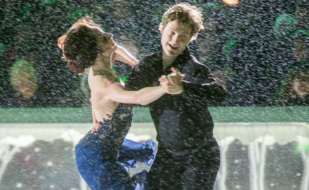 justjaredjr's tweet photo. .@Meryl_Davis &amp; @CharlieaWhite ice danced in the rain &amp; the pics are just so magical! https://t.co/US0gIflDI4 https://t.co/9C4mOicQ4o