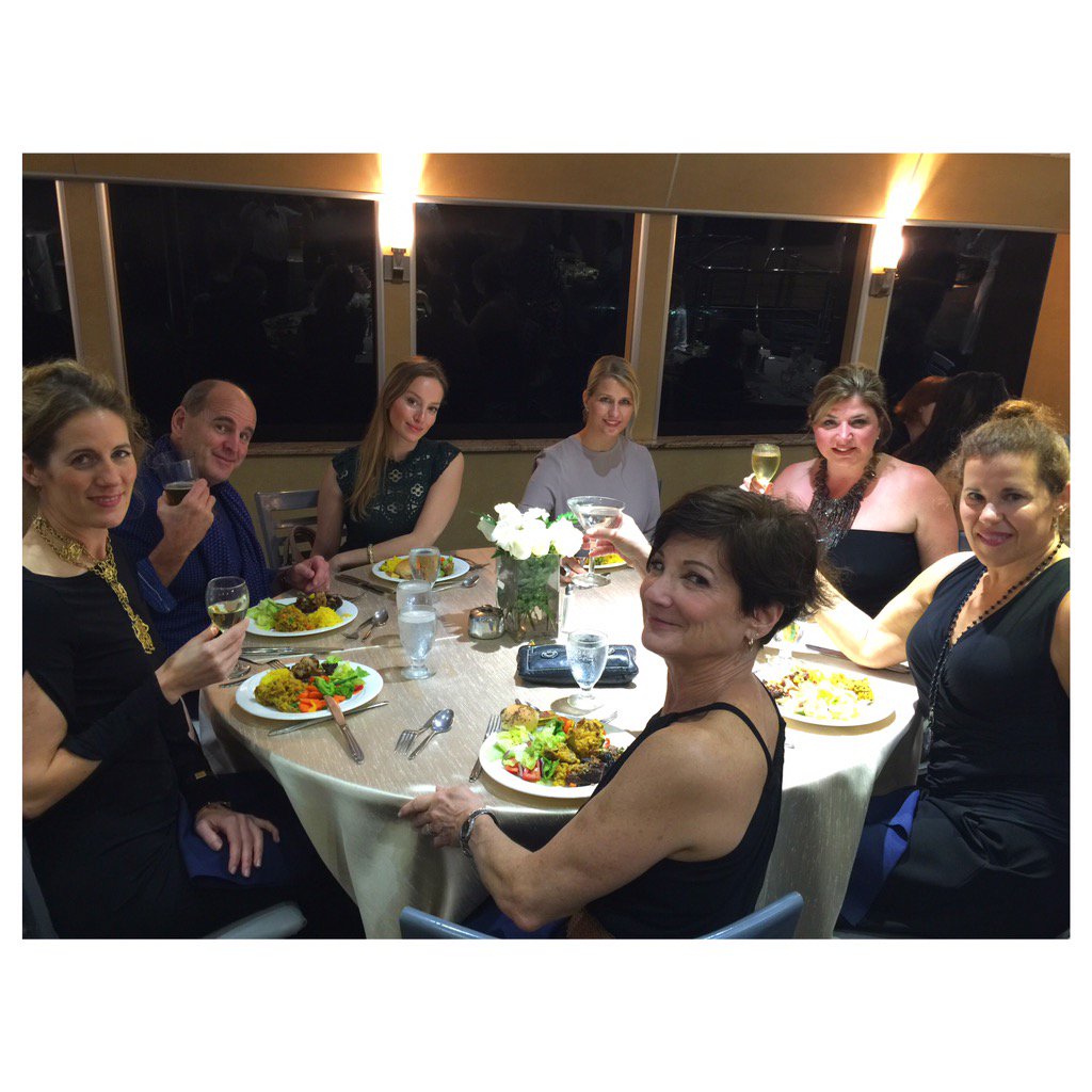 GenGhaleb's tweet image. // #Modenustalks dinner cruise with @stacystyle @habermehldesign @theantiquesdiva 🎈