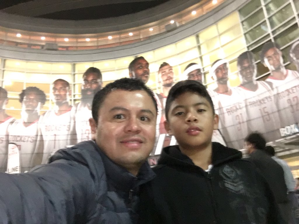 eltiopaga's tweet photo. Disfrutando un juego de #basquetbol #Rockets VS #Pelicans #NBA #RocketsBall https://t.co/H7ukQ1YEVX