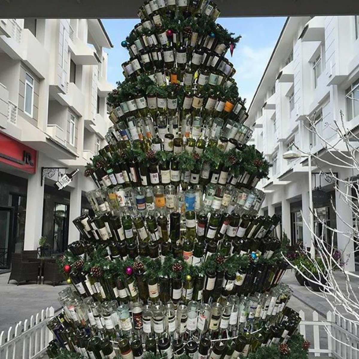 Building #Christmas trees from #wine bottles is a thing!