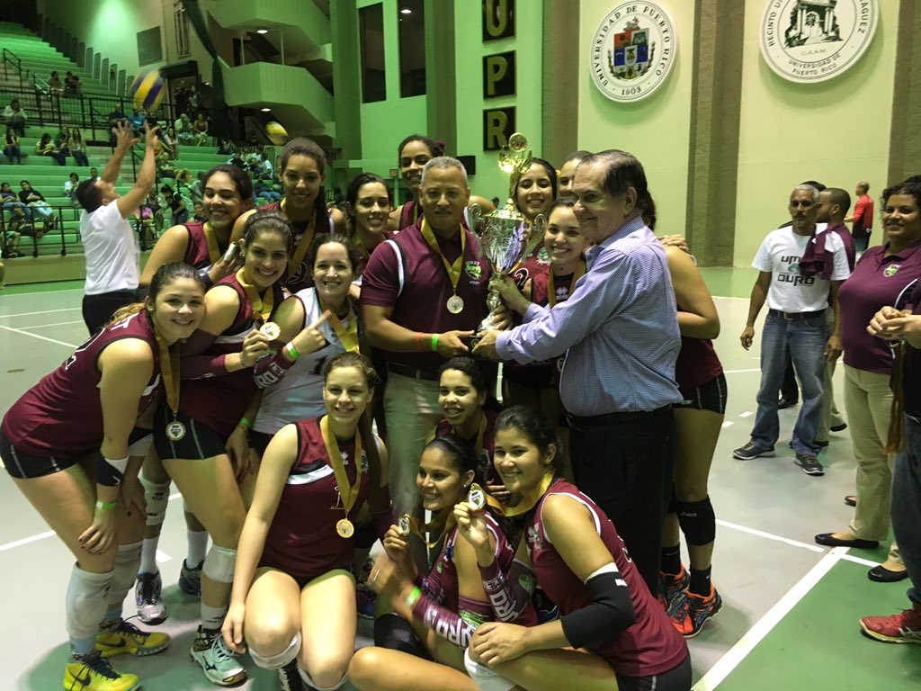 felicianomedia's tweet photo. #LAIVoleibol #Podio2015 CAMPEONAS: Cocodrilas @UMET_PR; Subcampeonas: Taínas #UT; BRONCE: Juanas #Colegio. https://t.co/lh0uPUzSb8