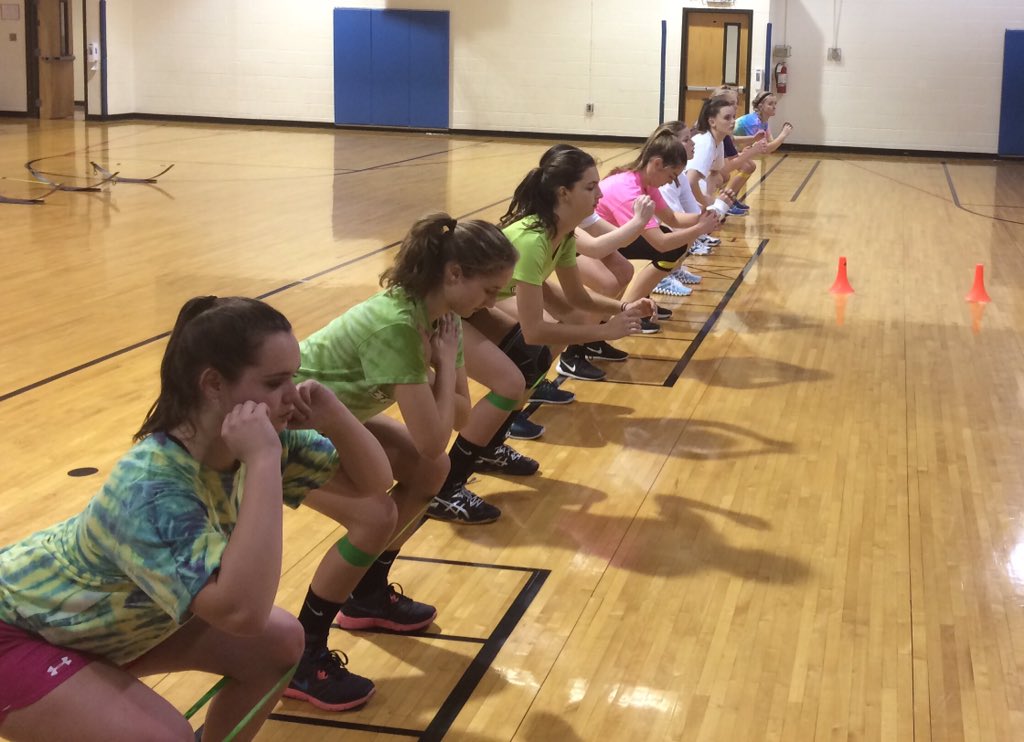 RobRose_TrueAP's tweet image. Western Loudoun Volleyball 14s. Working on proper squat form with bands. #volleyball #keepitsimple #formfirst