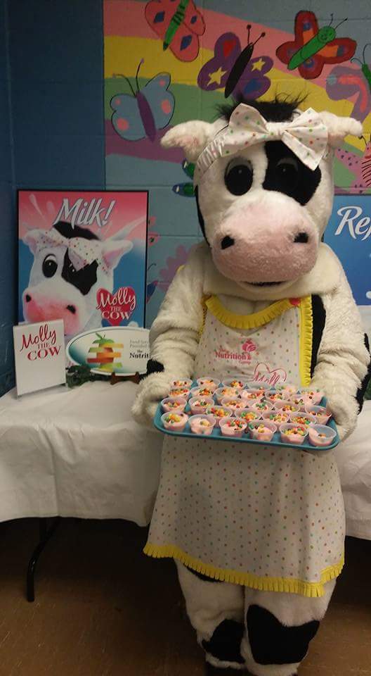 tracigg's tweet photo. @FGLunchLadies @MontourSD #MollytheCow at FG Cafe with samples for the kids!!  @Kerelitch https://t.co/VfpBiUMxOL