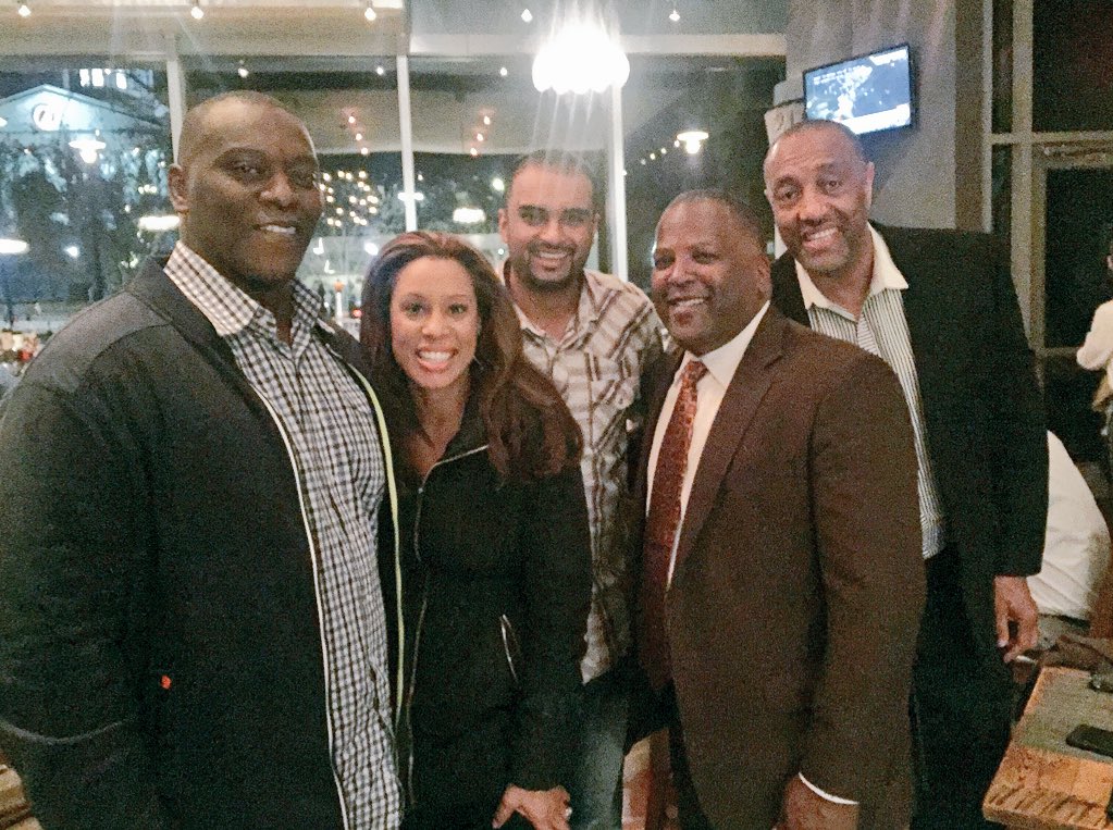 AliciaBarnesTV's tweet photo. When Robert Porcher comes to town it's always #GoodTimes @TheOakTable @jkjohnjr @SteveBenjaminSC 👀🌞 #RoscoeWilson https://t.co/M1S9oeGvh3