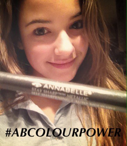 ChloeCorbeil's tweet photo. Pour le concours d'@AnnabelleTweete !! TROP MALADE LE CONCOURS💖💖💖 #ABColourPower @MarieMaiReal je t'aime💋 https://t.co/TdXrnV9RKK