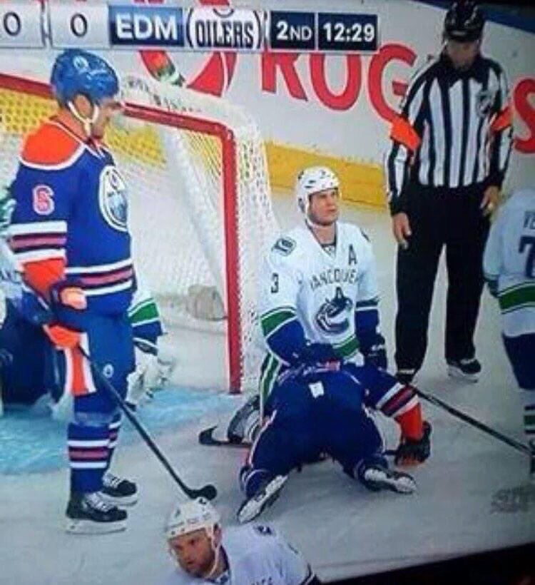 DailyFaceoff's tweet photo. Man Oilers will do anything for a win nowadays 😂 https://t.co/Dai6hKTLCY