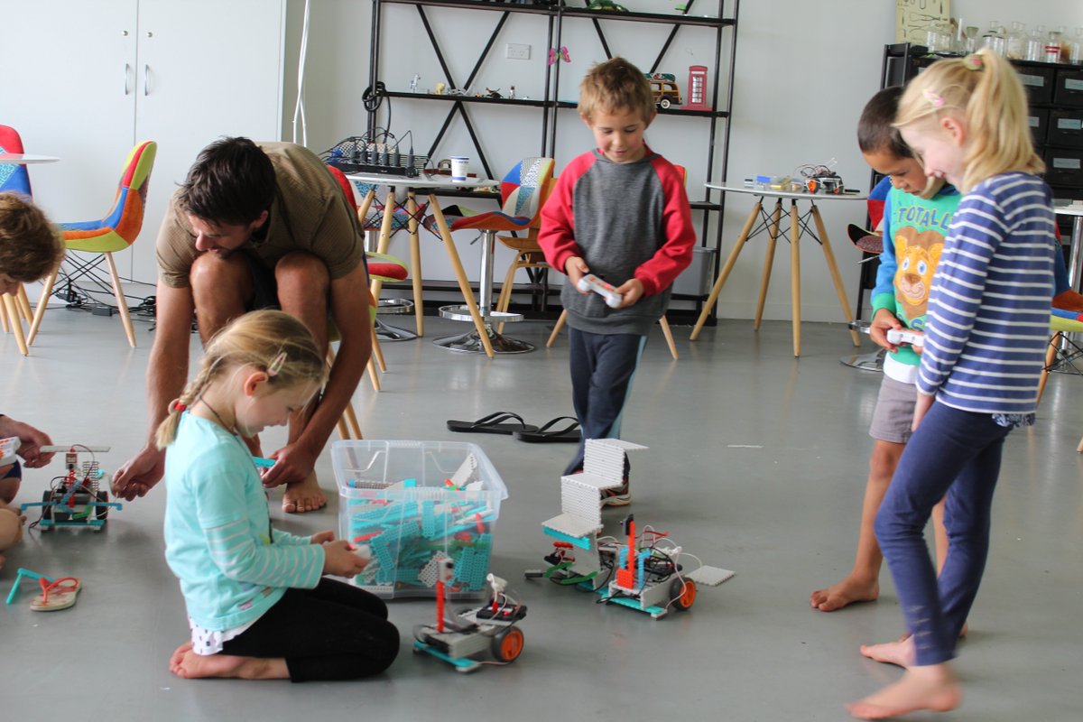 _academyEX's tweet photo. Big day in our #GisborneLab today with #MataSchool & #MotuSchool exploring #Robotics, #Rockets, #Arduino & #3DDesign https://t.co/yjlTMpKqne