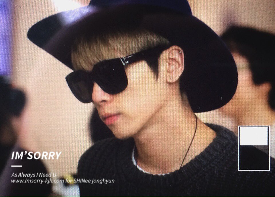 151203 Jonghyun @ Aeropuerto de Hong Kong.  CVRYSBoUsAEq1xi