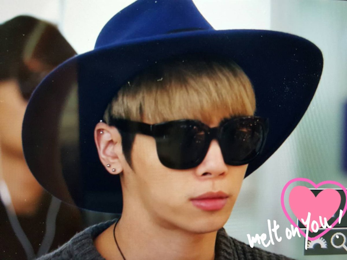 151203 Jonghyun @ Aeropuerto de Hong Kong.  CVRa0clUYAAkdCe