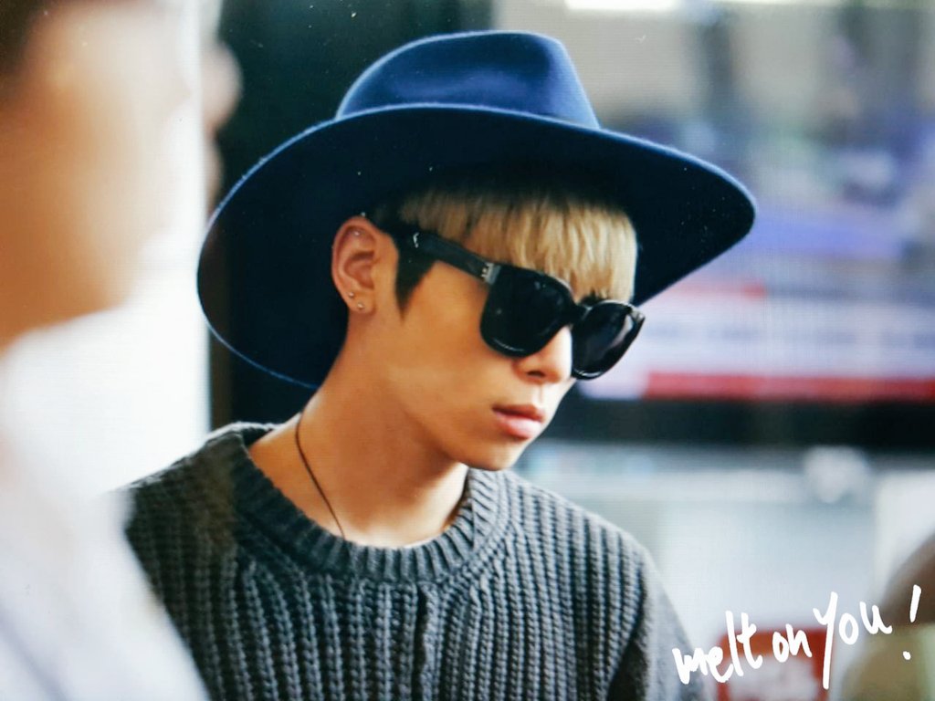 151203 Jonghyun @ Aeropuerto de Hong Kong.  CVRa1RCUkAQSkCp