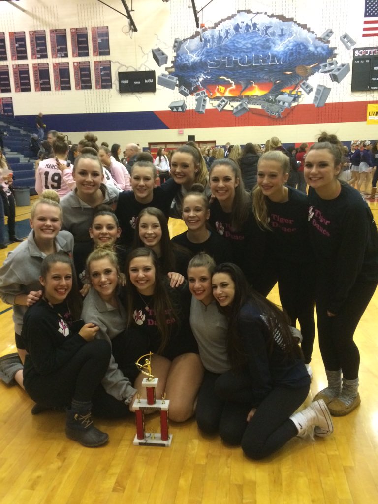 WWSDanceTeam's tweet image. Congrats on your 3rd place finish at the South Elgin competition!  Well done!  #proudcoaches #lotsofworktodo
